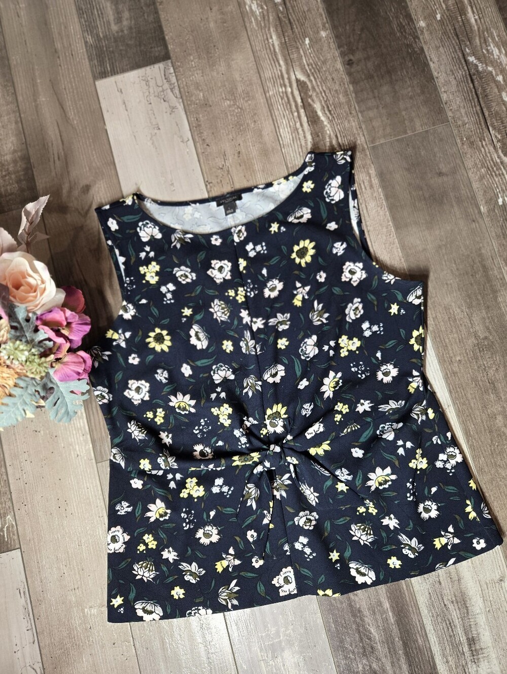 Ann Taylor Factory Navy Floral Tie‑Front Sleeveless Blouse – Women’s Size Large